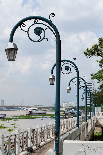 Lampes disposées dans une rangée.