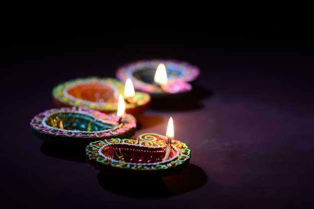Lampes diya en argile allumées pendant la célébration du diwali. Carte de voeux indienne Indian Light Festival appelée Diwali