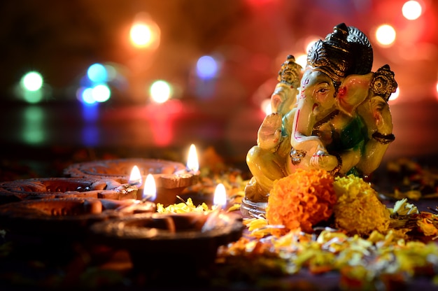 Lampes diya en argile allumées avec le Seigneur Ganesha lors de la célébration de Diwali. Diwali, festival de lumière hindoue appelé Design de cartes de voeux