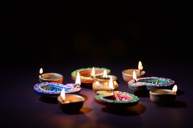 Lampes Diya en argile colorée allumées pendant la célébration de Diwali. Conception de cartes de voeux Festival indien de la lumière hindoue appelé Diwali.