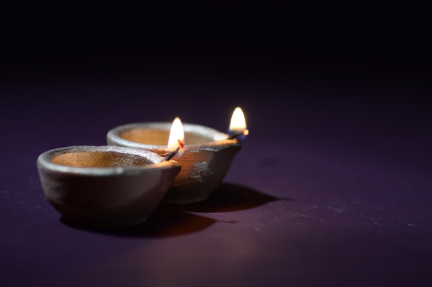 Lampes Diya en argile colorée allumées pendant la célébration de Diwali. Conception de cartes de voeux Festival indien de la lumière hindoue appelé Diwali.