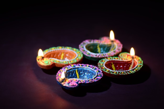 Lampes Diya en argile colorée allumées pendant la célébration de Diwali. Conception de cartes de voeux Festival indien de la lumière hindoue appelé Diwali.