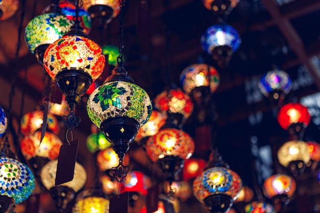 Lampes du Moyen-Orient de différentes couleurs suspendues au bazar