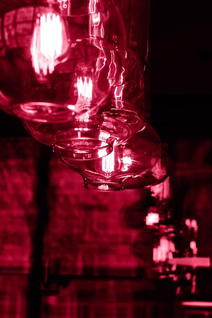Lampes Edison de couleur rouge Arrière-plan vertical idéal pour la superposition de texte