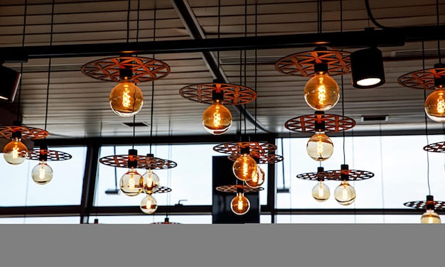 Les lampes Edison sont incluses dans la salle loft du bar