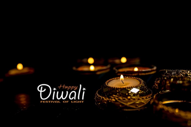 Photo lampes happy diwali clay diya allumées pendant la fête hindoue des lumières de dipavali lampe à huile traditionnelle colorée diya sur fond sombre espace de copie pour le texte