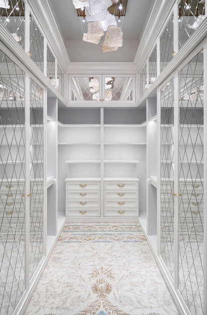 Photo lampes led de luxe pour dressing blanc avec façades en miroir