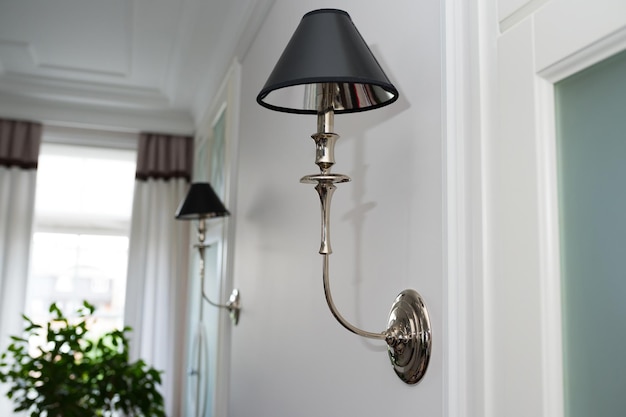 Lampes modernes en argent dans la chambre de la maison