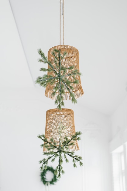 Lampes en osier décorées de flocons de neige de Noël