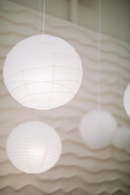 Lampes en papier beige dans un intérieur moderne et confortable