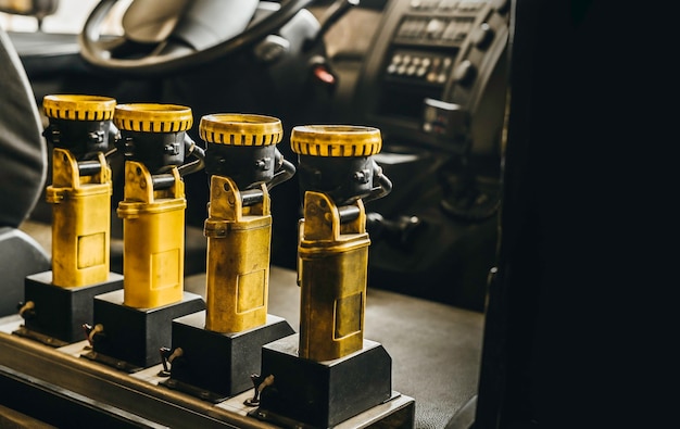 Lampes de poche jaunes et chargeur à l'intérieur d'un camion de pompiers