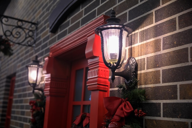 Lampes avec porte rouge dans la rue