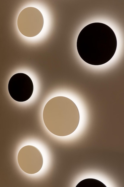 Photo des lampes rondes sont placées sur le mur