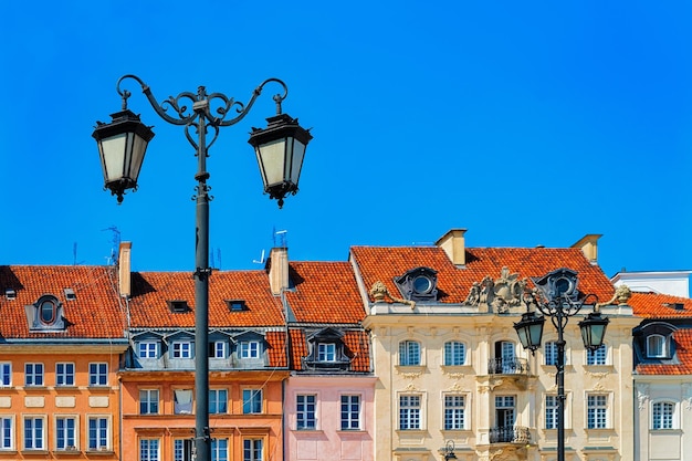 Lampes de rue sur la place du château à Varsovie en Pologne