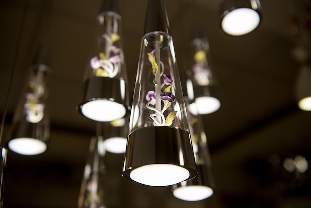 Photo lampes semblables à une cruche suspendue au plafond