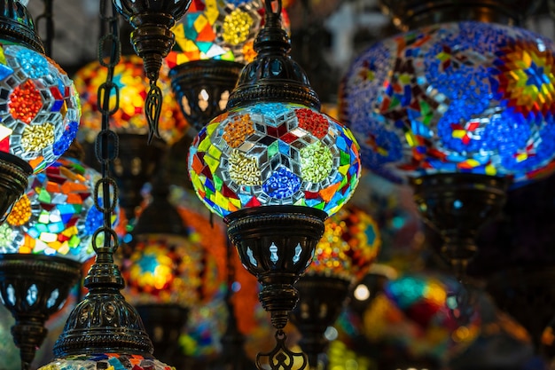 Lampes en verre mosaïque turque colorée à vendre au marché de rue à Bodrum, Turquie. Fermer