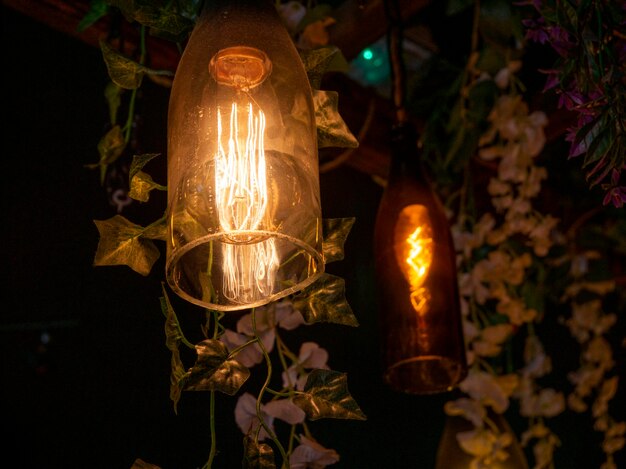 Lampes à vue rapprochée ampoule de fond sur fond noir