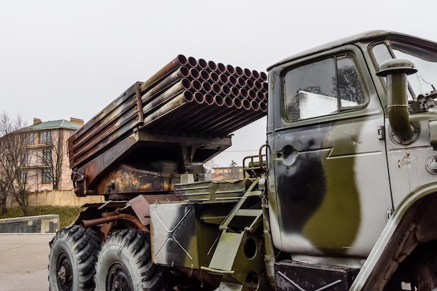 Lance-roquettes multiples russe monté sur un camion militaire soviétique