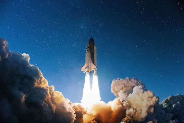 Photo lancement de fusée dans le ciel étoilé bleu. fond d'écran de l'espace