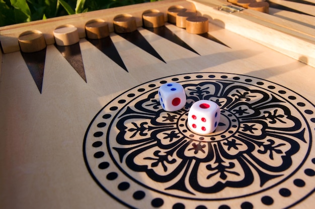 Lancer des dés dans le jeu de plateau de backgammon gros plan mise au point sélective