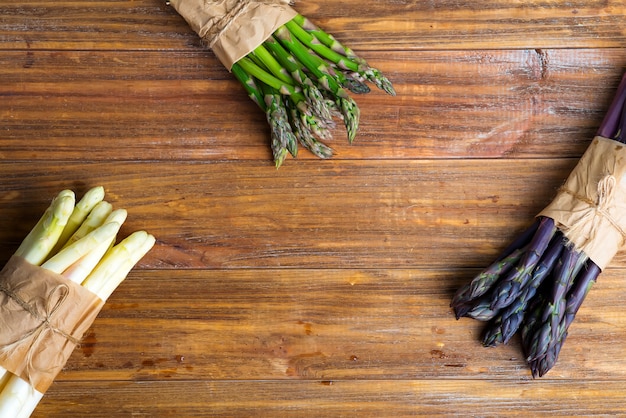 Lances d'asperges biologiques fraîches faites maison