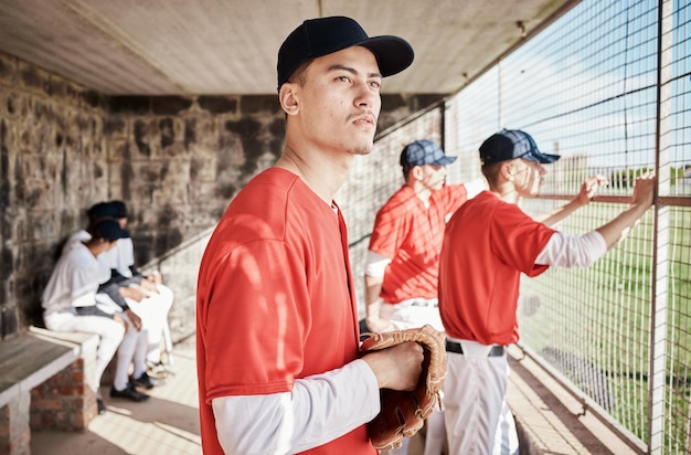 Photo lanceur de baseball ou pirogue avec un sportif regardant son équipe jouer à un jeu en plein air pendant l'été pour les loisirs travail d'équipe sportive et attente avec un athlète masculin sur le banc pour soutenir ses coéquipiers