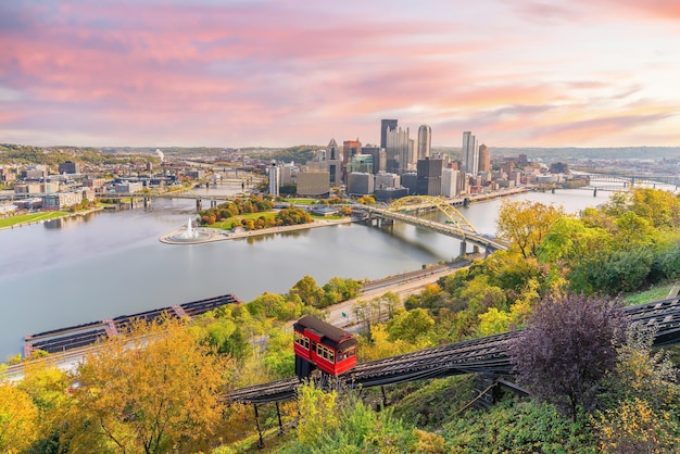 Landage urbain de l'horizon du centre-ville et de l'inclinaison vintage à Pittsburgh en Pennsylvanie aux États-Unis au coucher du soleil