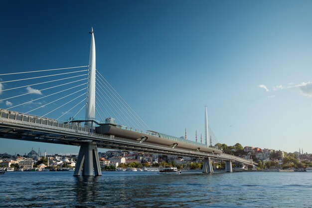 Photo landage urbain d'istanbul vue du pont de la corne d'or sur la baie