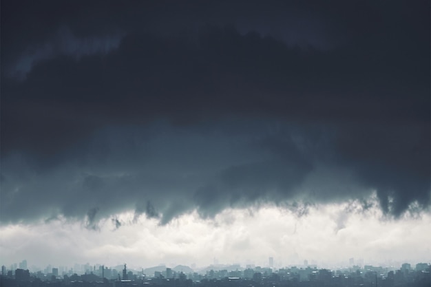 Landage urbain avec des nuages de pluie sinistres pendant la saison des pluies