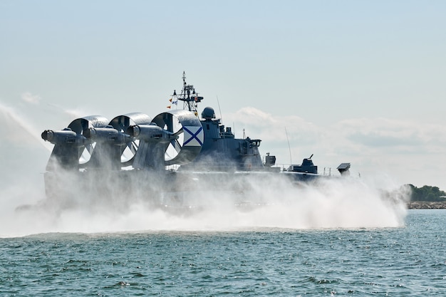 Landing Craft Air Cushion LCAC aéroglisseur péniche de débarquement naviguant sur l'eau de mer à grande vitesse. Hover craft volant au-dessus de l'eau, coussin d'air naviguant près du port de la mer Baltique. Marine russe