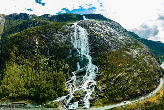 Langfoss Langfossen est la cinquième plus haute cascade de Norvège