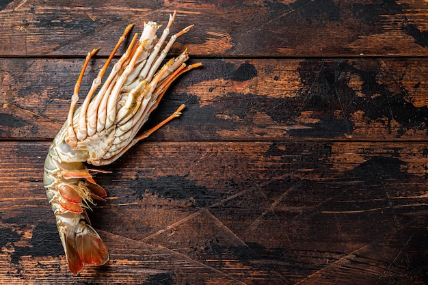 Langouste fraîche sur une table en bois fruits de mer crus Fond en bois Vue de dessus Espace de copie