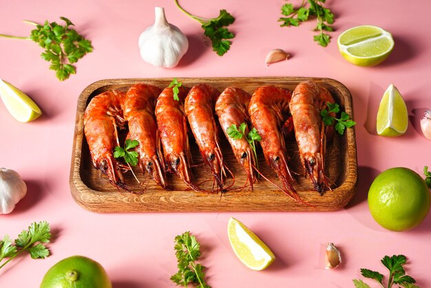 Langoustines frites et crevettes sur une assiette. Marinés à l'ail et au citron vert. Photo de haute qualité