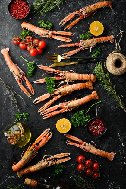 Langoustines Langoustine sur fond de pierre noire Scampis crus Vue de dessus Espace de copie gratuit