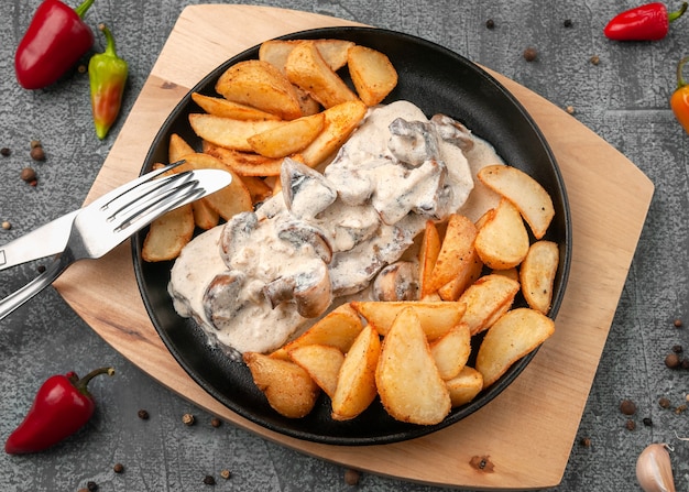 Langue de boeuf à la sauce crémeuse aux champignons avec pommes de terre au four à la manière rustique