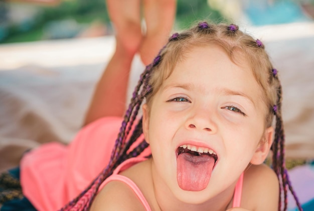 Langue fille s'amusant à l'extérieur camping smiling kid adorable dans le camp enfant jouant dans la tente ki