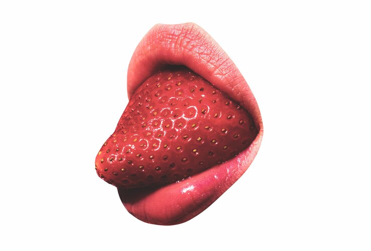 Photo langue de fraise sexy bouche lèvres roses isolées sur blanc