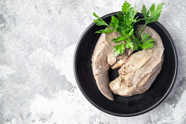 langue de porc viande cuite bouillie portion fraîche prête à manger collation repas sur la table copie espace nourriture