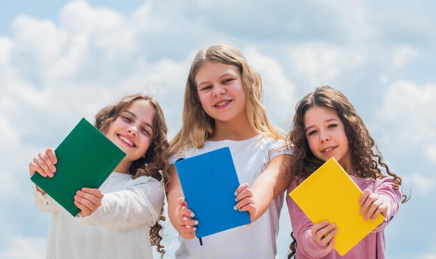 Langues étrangères Étudier ensemble Enfants intelligents Un groupe d'étude aide à solidifier le matériel Concept d'éducation Élèves apprenant une langue Filles avec des livres Amis intelligents Amitié scolaire