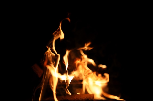 Langues d'une flamme de feu de couleur jaune orangé de bois de chauffage brûlant