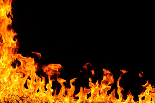 Des langues de flammes s'élèvent