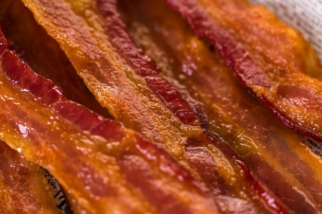 Lanières de bacon cuites sur un journal.