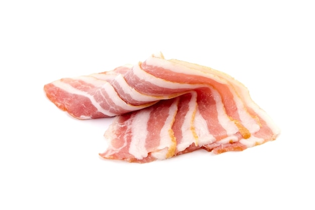 Lanières de bacon pour œufs brouillés tranches de viande de porc fumée crues isolées sur fond blanc