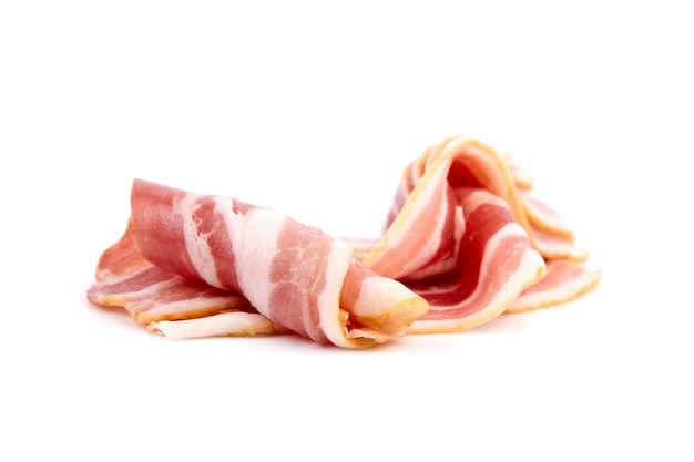 Photo lanières de bacon pour œufs brouillés tranches de viande de porc fumée crues isolées sur fond blanc