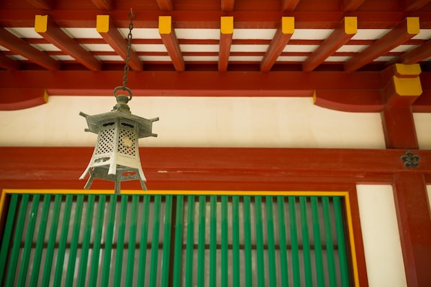 lanterne accrochée dans un temple japonais