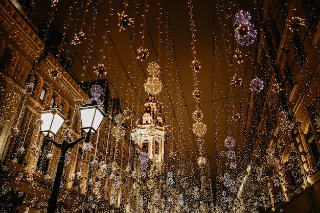 Lanterne allumée et lumières dorées de la ville de nuit Décorations de Noël Place Rouge Russie
