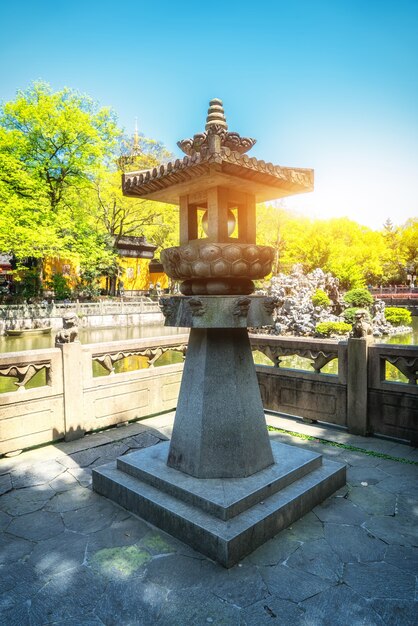 Lanterne ancienne du jardin du lac de l'ouest de Hangzhou