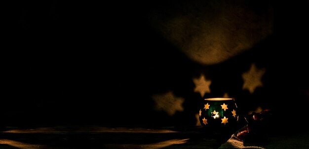 Photo lanterne arabe avec bougie et fruit du palmier dattier la nuit pour la fête islamique. mois sacré musulman ramadan. la fin de l'aïd et la bonne année. copiez l'espace sur fond sombre.