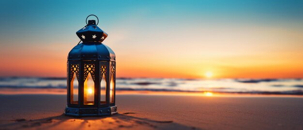 Photo lanterne arabe sur le sable devant un beau coucher de soleil