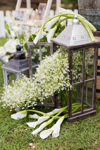 Lanterne en bois et gypsophile fleurs blanches